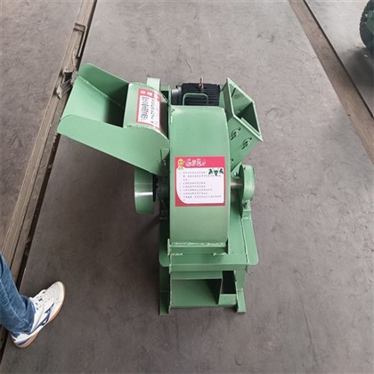 Stroj na dřevěnou mouku